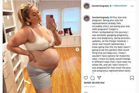 Das Curry-Model Hunter McGrady steht vorm Spiegel und präsentiert ihren Babybauch