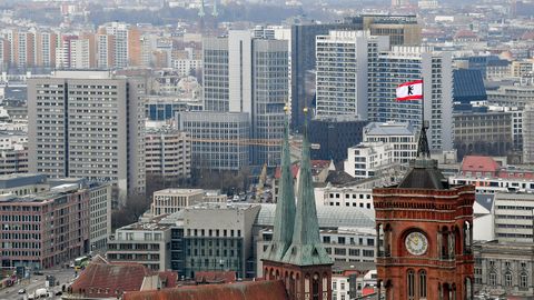 Hinter den Türmen der Marienkirche und des Roten Rathauses sind zahlreiche Wohnblocks zu sehen