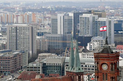 Hinter den Türmen der Marienkirche und des Roten Rathauses sind zahlreiche Wohnblocks zu sehen