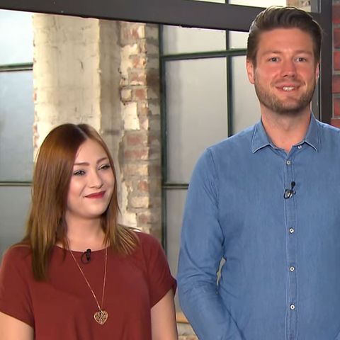 Celina und Benjamin Gimpel stehen im Studio von Bares für Rares in Pulheim