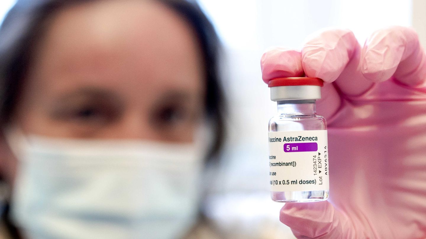 Eine Frau hält ein Fläschchen mit dem Impfstoff von Astrazeneca in die Kamera Eine Frau hält ein Fläschchen mit dem Impfstoff von Astrazeneca in die Kamera