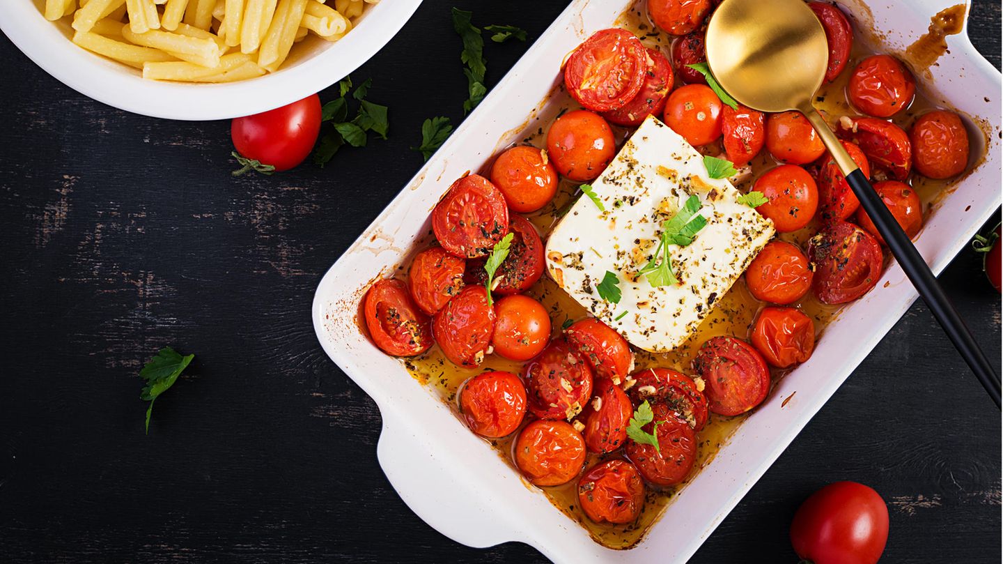 Gebackenen Feta mit Pasta vermengen und fertig ist der Trend
