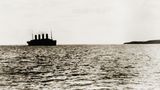 15. April 1912: Der Untergang der "Titanic"  Dies ist das letzte Foto der "Titanic". Zur Jungfernfahrt in See gestochen verlässt der Ozeanriese Queenstown, Irland (heute Cobh). Nächster Halt: New York City. Doch soweit kommt das damals größte Schiff der Welt nicht. Kurz vor Mitternacht kollidiert die "Titanic" mit einem Eisberg, sie sinkt gegen 2 Uhr vor Neufundland, 1500 Menschen sterben. Besonders bitter: Obwohl ausgerüstet mit der neuesten Funktechnik, erreichten die Eiswarnungen viel zu spät die Brücke. Die Funker waren zu sehr mit den privaten Nachrichten der Passagiere beschäftigt.