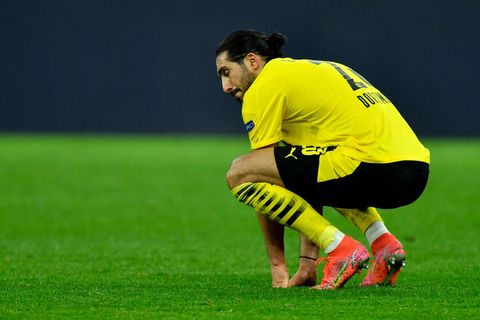 BVB-Spieler Emre Can kauert enttäuscht auf dem Rasen