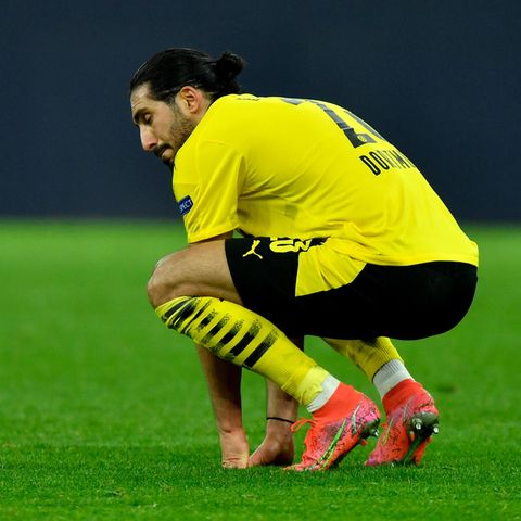 BVB-Spieler Emre Can kauert enttäuscht auf dem Rasen