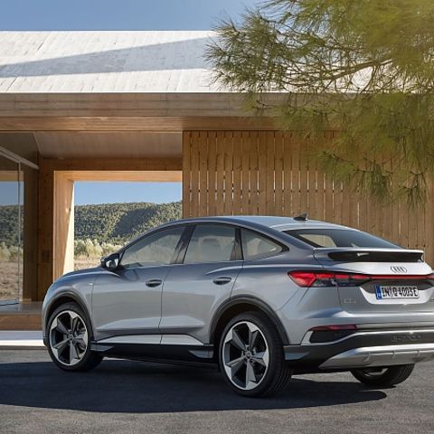 Der Audi Q4 Sportback e-tron steht im Spätsommer beim Händler