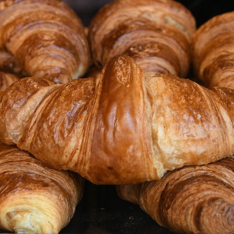 Frische Croissants in einer Bäckerei