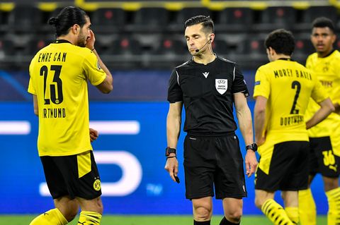 Emre Can diskutiert mit Schiedsrichter Carlos del Cerro Grande über dessen strittige Elfmeterentscheidung