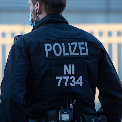 Ein Polizeibeamter in Uniform aus Niedersachsen von hinten fotografiert