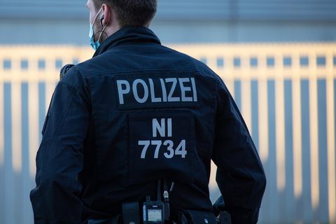 Ein Polizeibeamter in Uniform aus Niedersachsen von hinten fotografiert