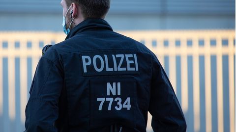 Ein Polizeibeamter in Uniform aus Niedersachsen von hinten fotografiert