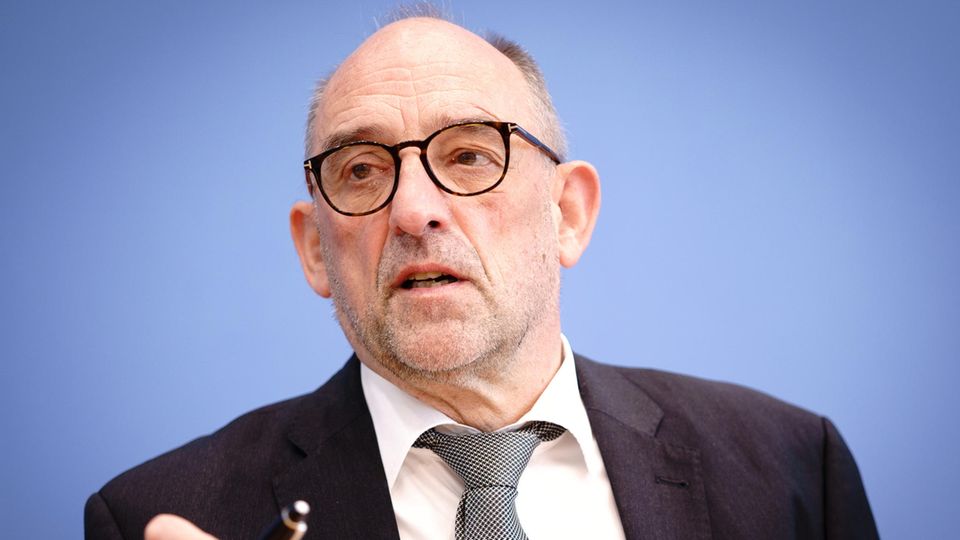Detlef Scheele hält einen Stift
