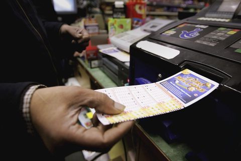 Ein Kunde führt seinen Lottoschein in ein Lesegerät