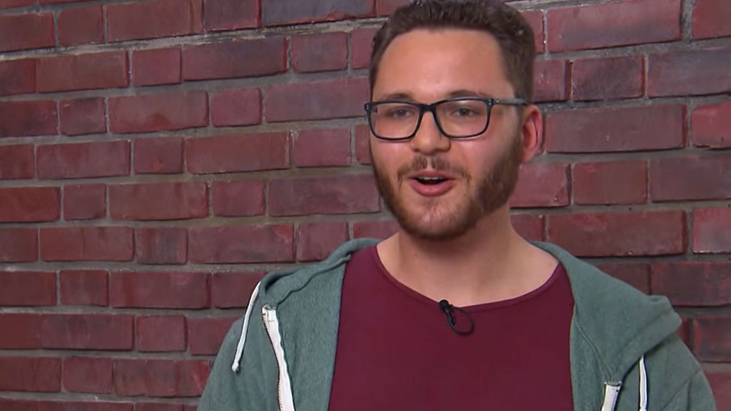 Fabio Lenhardt steht im Bares für Rares Studio in Pulheim