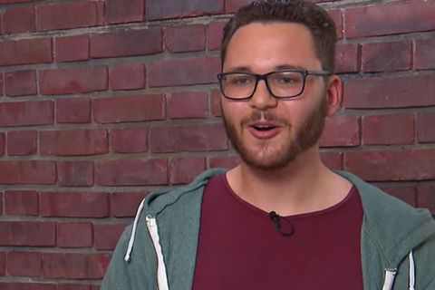 Fabio Lenhardt steht im Bares für Rares Studio in Pulheim