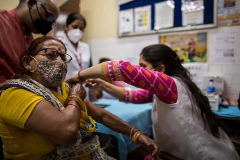 Als Belohung für eine Impfung erhalten die Menschen in Neu Delhi  einen Steuerrabatt