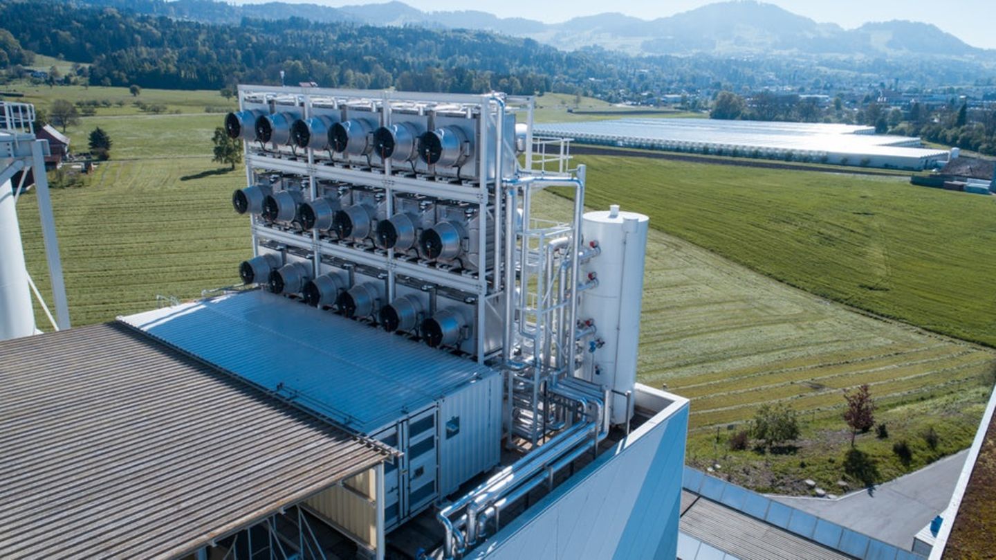 Die Anlage ist modular aufgebaut. Neben dem Aufbau für die Ventilatoren stehen die Container, in denen die Technik aufgebaut wird.