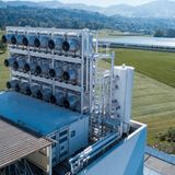 Die Anlage ist modular aufgebaut. Neben dem Aufbau für die Ventilatoren stehen die Container, in denen die Technik aufgebaut wird.