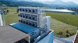 Die Anlage ist modular aufgebaut. Neben dem Aufbau für die Ventilatoren stehen die Container, in denen die Technik aufgebaut wird.