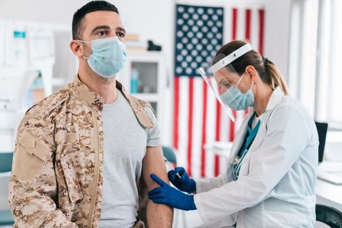 Ein US-Soldat wird gegen das Coronavirus geimpft