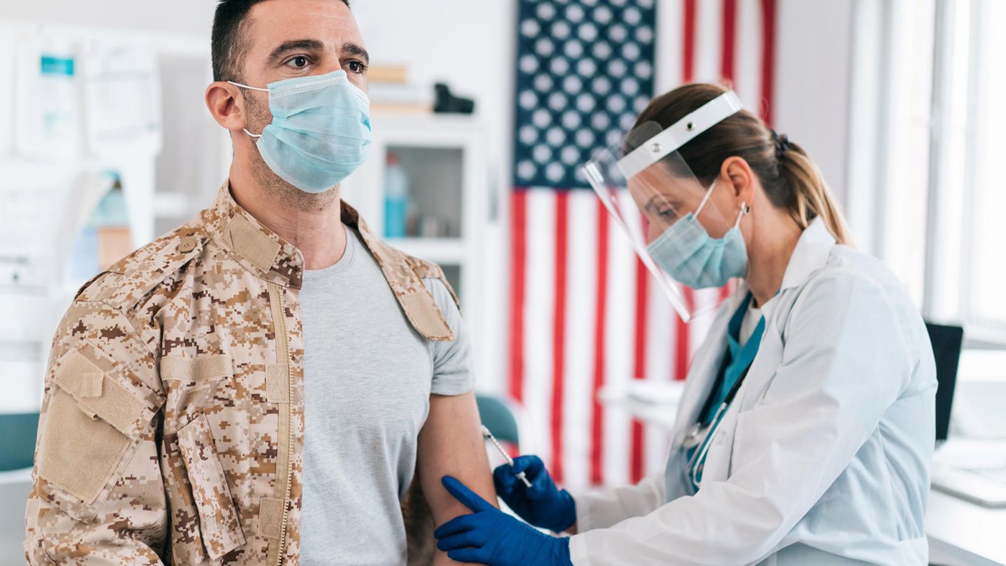 Ein US-Soldat wird gegen das Coronavirus geimpft