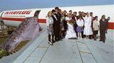 Eine Hochzeitsgesellschaft steht im September 1991 auf dem Flügel der ausgedienten Il-62 mit Frank Liehr, dem Moderator der TV-Partnervermittlungssendung "Je t'aime - wer mit wem?".