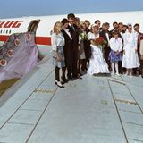Eine Hochzeitsgesellschaft steht im September 1991 auf dem Flügel der ausgedienten Il-62 mit Frank Liehr, dem Moderator der TV-Partnervermittlungssendung "Je t'aime - wer mit wem?".