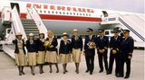Sonderflug mit vier Piloten im Cockpit einer Iljuschin Il-62 nach Frankfurt am Main im Jahre 1989: Die Interflug-Crew steht für ein Foto auf dem Rollfeld von dem Langstreckenjet.