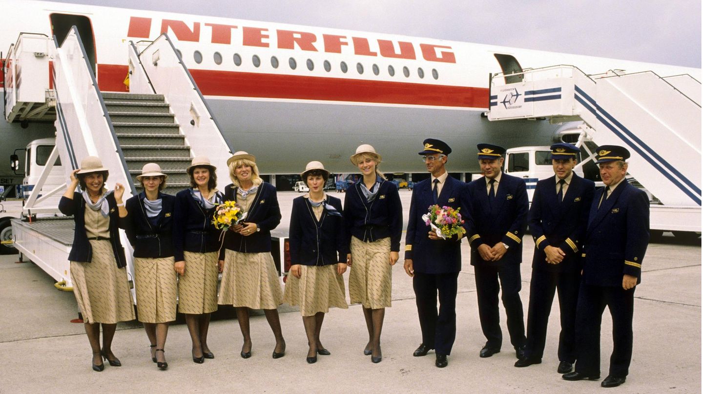 Sonderflug mit vier Piloten im Cockpit einer Iljuschin Il-62 nach Frankfurt am Main im Jahre 1989: Die Interflug-Crew steht für ein Foto auf dem Rollfeld von dem Langstreckenjet.