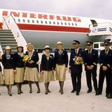 Sonderflug mit vier Piloten im Cockpit einer Iljuschin Il-62 nach Frankfurt am Main im Jahre 1989: Die Interflug-Crew steht für ein Foto auf dem Rollfeld von dem Langstreckenjet.