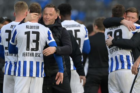 Spieler und Trainer von Hertha BSC umarmen sich nach einem Spiel