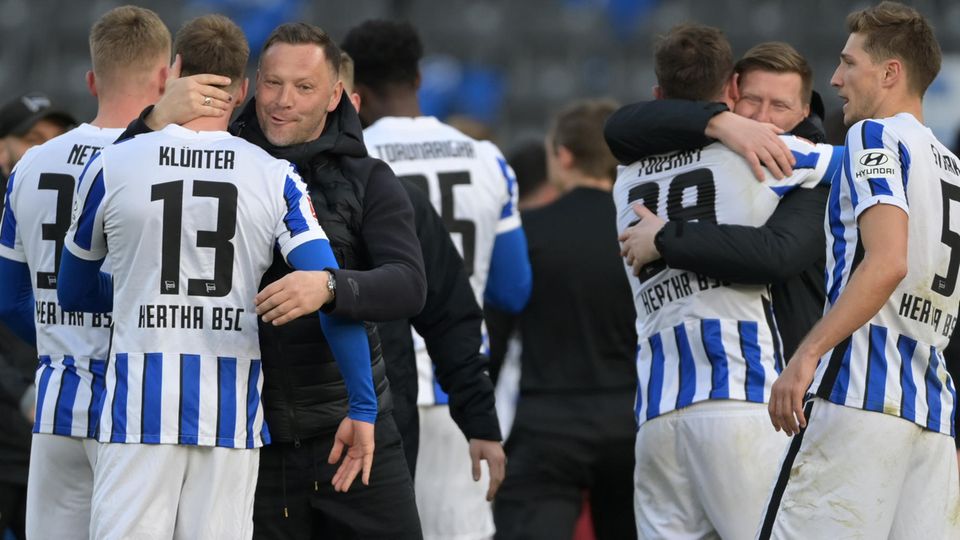 Spieler und Trainer von Hertha BSC umarmen sich nach einem Spiel