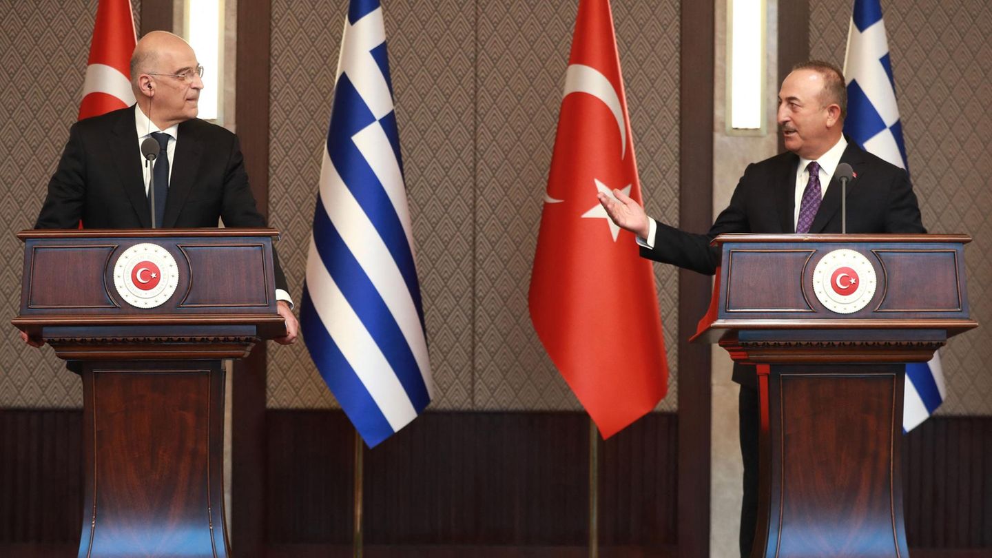 Nikos Dendias (l.), Außenminister von Griechenland, und Mevlüt Cavusoglu, Außenminister der Türkei