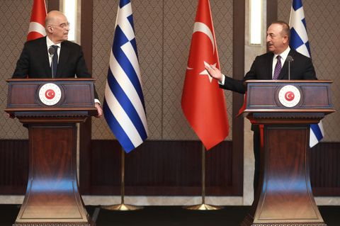 Nikos Dendias (l.), Außenminister von Griechenland, und Mevlüt Cavusoglu, Außenminister der Türkei