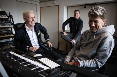 Scooter-Frontmann H.P. Baxxter und seine Bandmitglieder im Studio in Hamburg