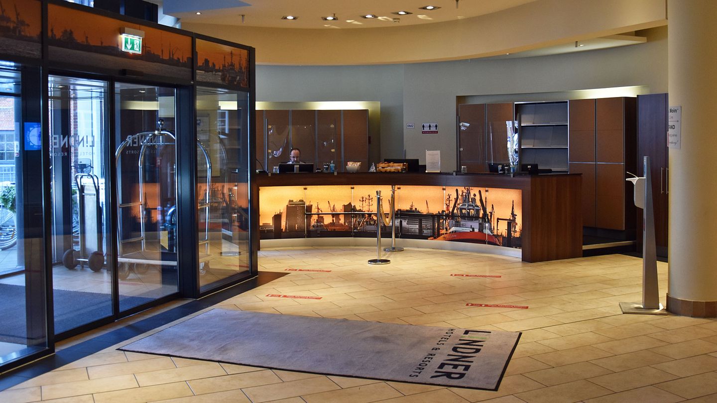 Leere Lobby mit Destinfektionsmittelspender: Während des Lockdowns empfängt das Lindner Hotel am Michel in Hamburg kaum Gäste