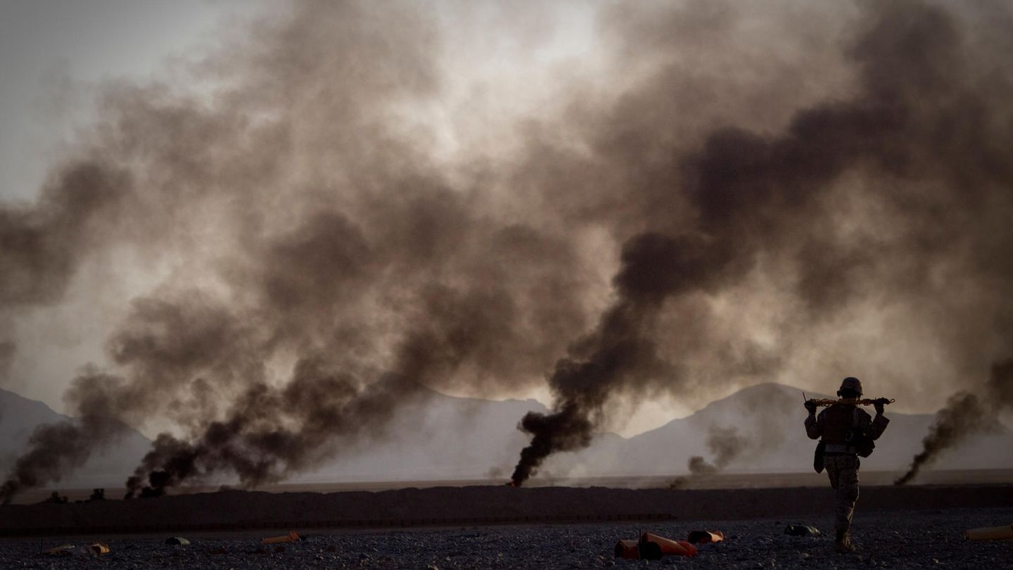 Ein US-Marine in Afghanistan geht zu Fuß, um Essensvorräte abzuholen
