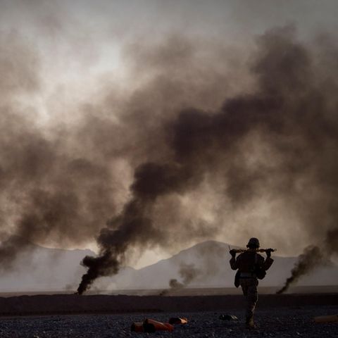 Ein US-Marine in Afghanistan geht zu Fuß, um Essensvorräte abzuholen