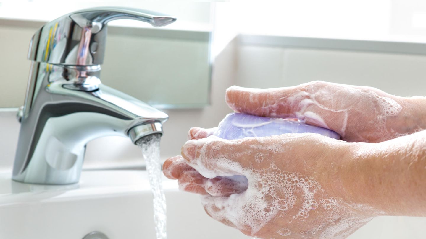 Hände werden mit Seifenstück gewaschen