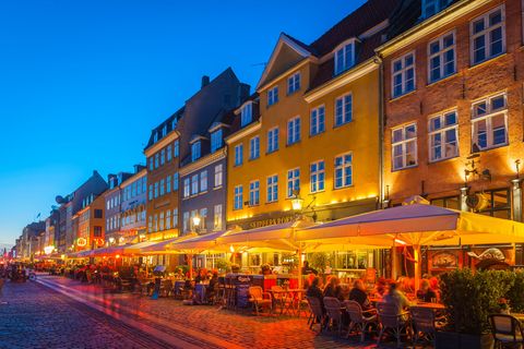 Restaurants im Kopenhagener Stadtteil Nyhavn am Abend