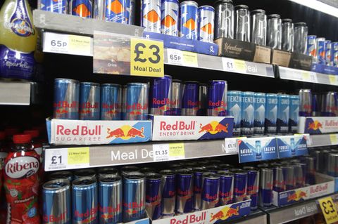 Ein Supermarktregal voller Energydrinks unterschiedlicher Marken