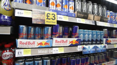 Ein Supermarktregal voller Energydrinks unterschiedlicher Marken