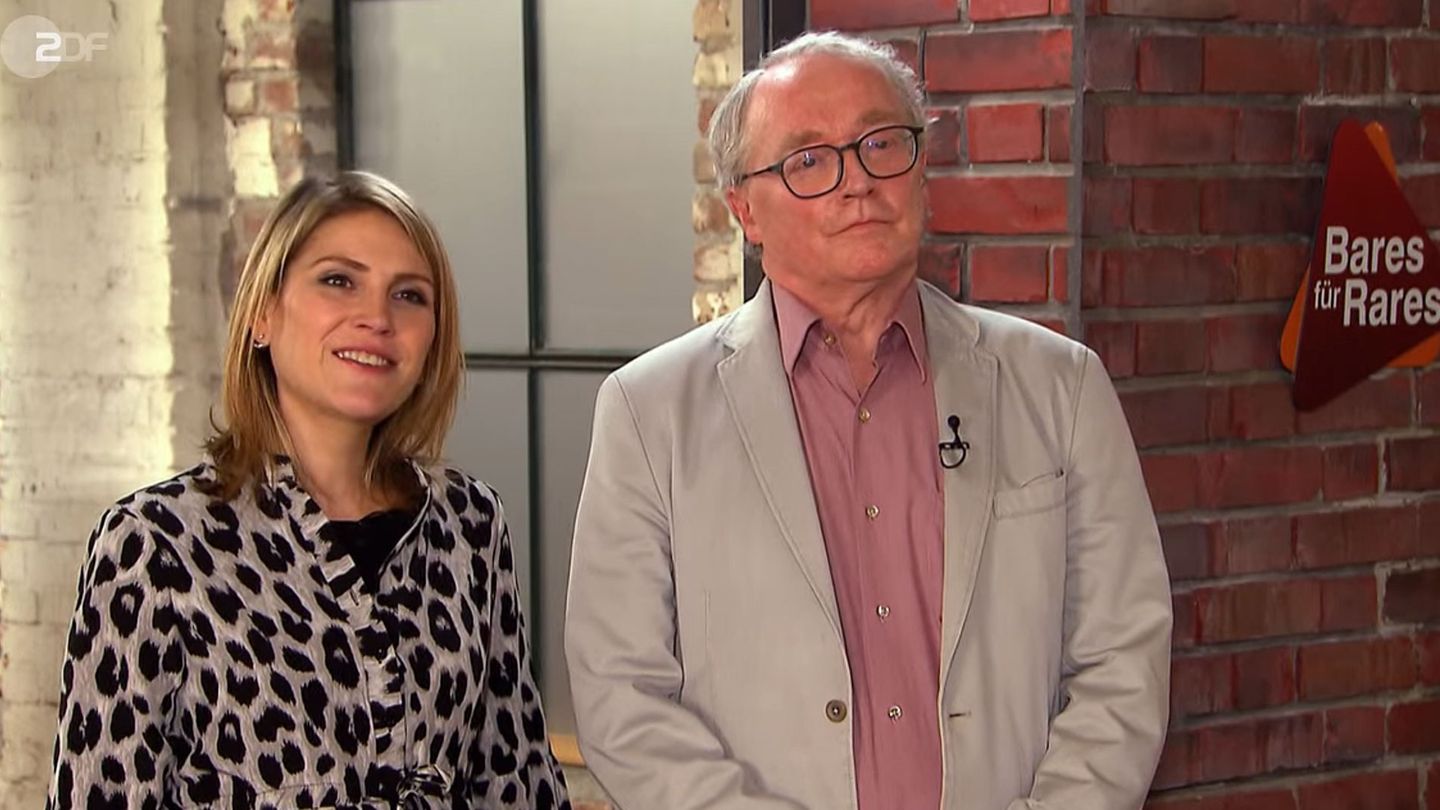 Michaela und Wolfgang Traeg stehen im Studio von Bares für Rares und schauen in die Kamera