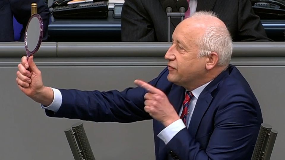 FDP-Mann Wieland Schinnenburg hält der AfD wortwörtlich den Spiegel vor