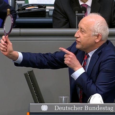 FDP-Mann Wieland Schinnenburg hält der AfD wortwörtlich den Spiegel vor