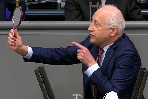 FDP-Mann Wieland Schinnenburg hält der AfD wortwörtlich den Spiegel vor