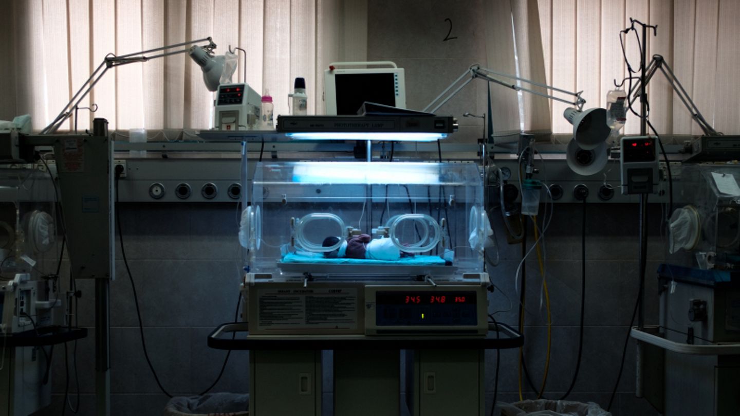 Ein Neugeborenes in einem Inkubator im Gaza