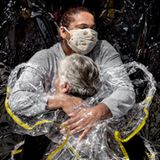 Die erste Umarmung seit fünf Monaten durch einen Plastikvorhang