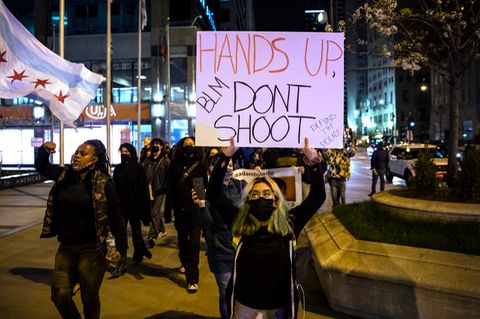 Demonstranten nehmen an einem Protestmarsch nach dem Tod von Daunte Wright teil