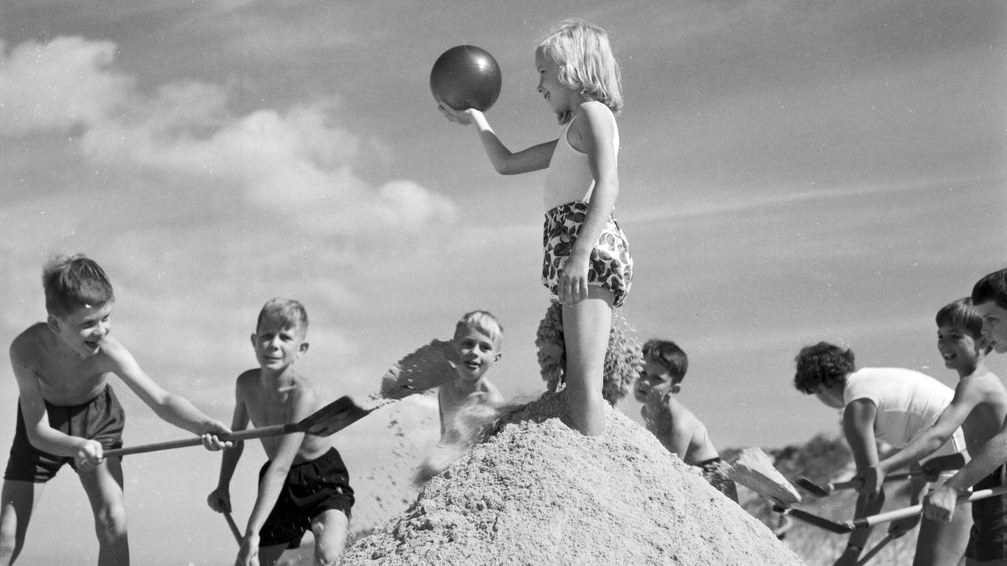 Scheinbar unbeschwertes Spiel am Strand: Junge Feriengäste eines Kinderheims der Krankenkasse DAK in Wenningstedt auf Sylt im Jahr 1959.